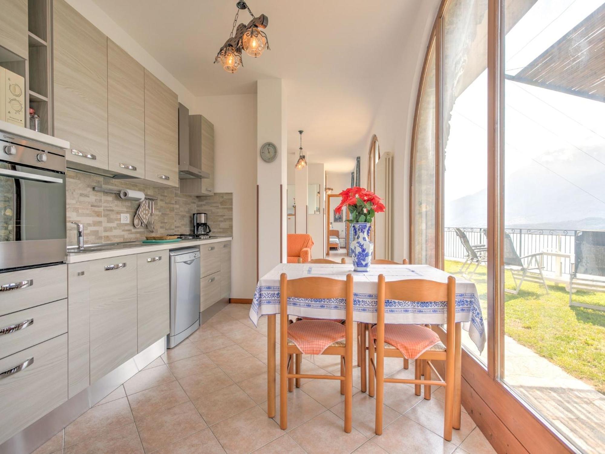 Wonderful Flat With Swimming Pool Lift And Garden Apartment Gravedona Luaran gambar