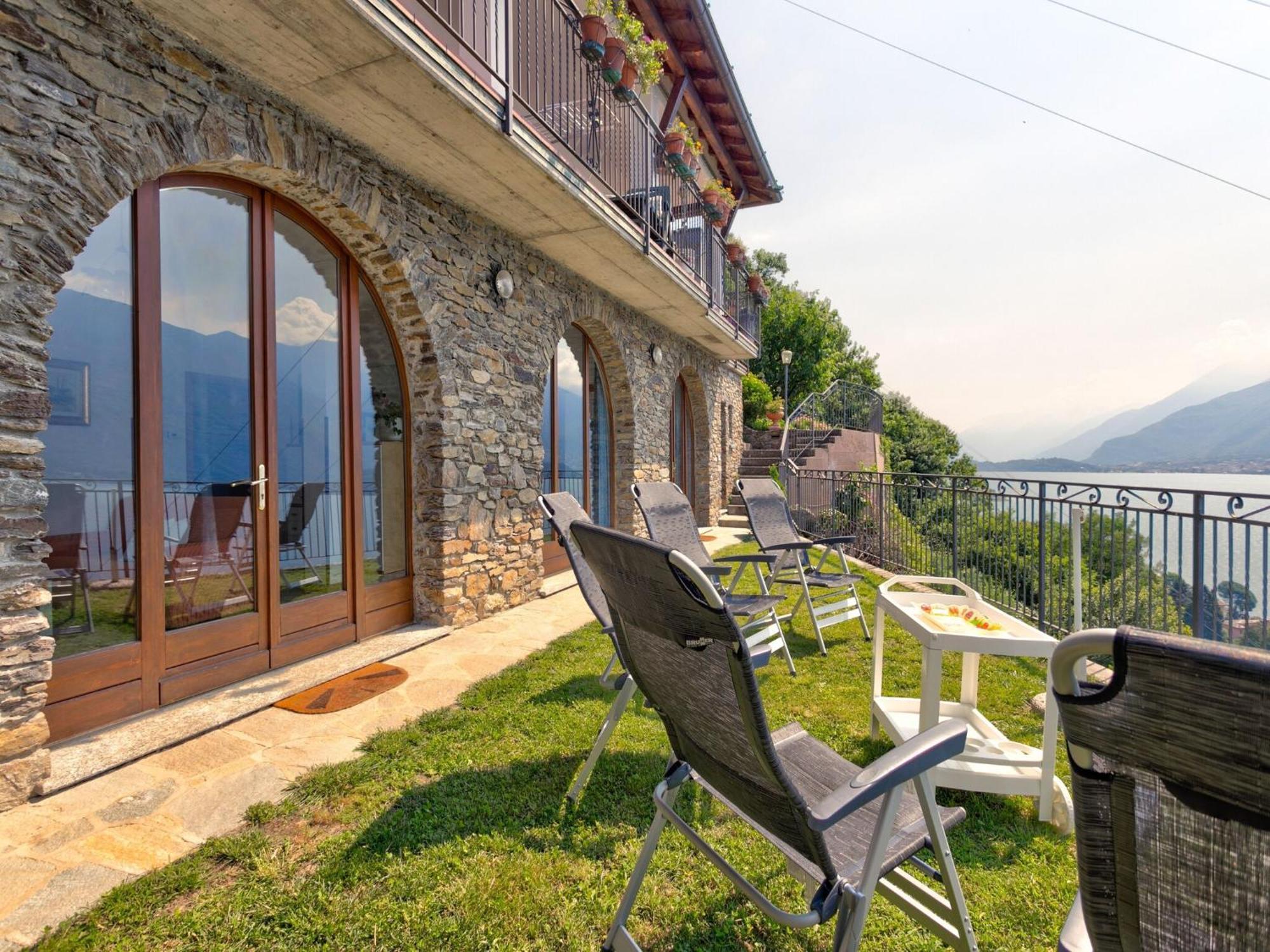 Wonderful Flat With Swimming Pool Lift And Garden Apartment Gravedona Luaran gambar