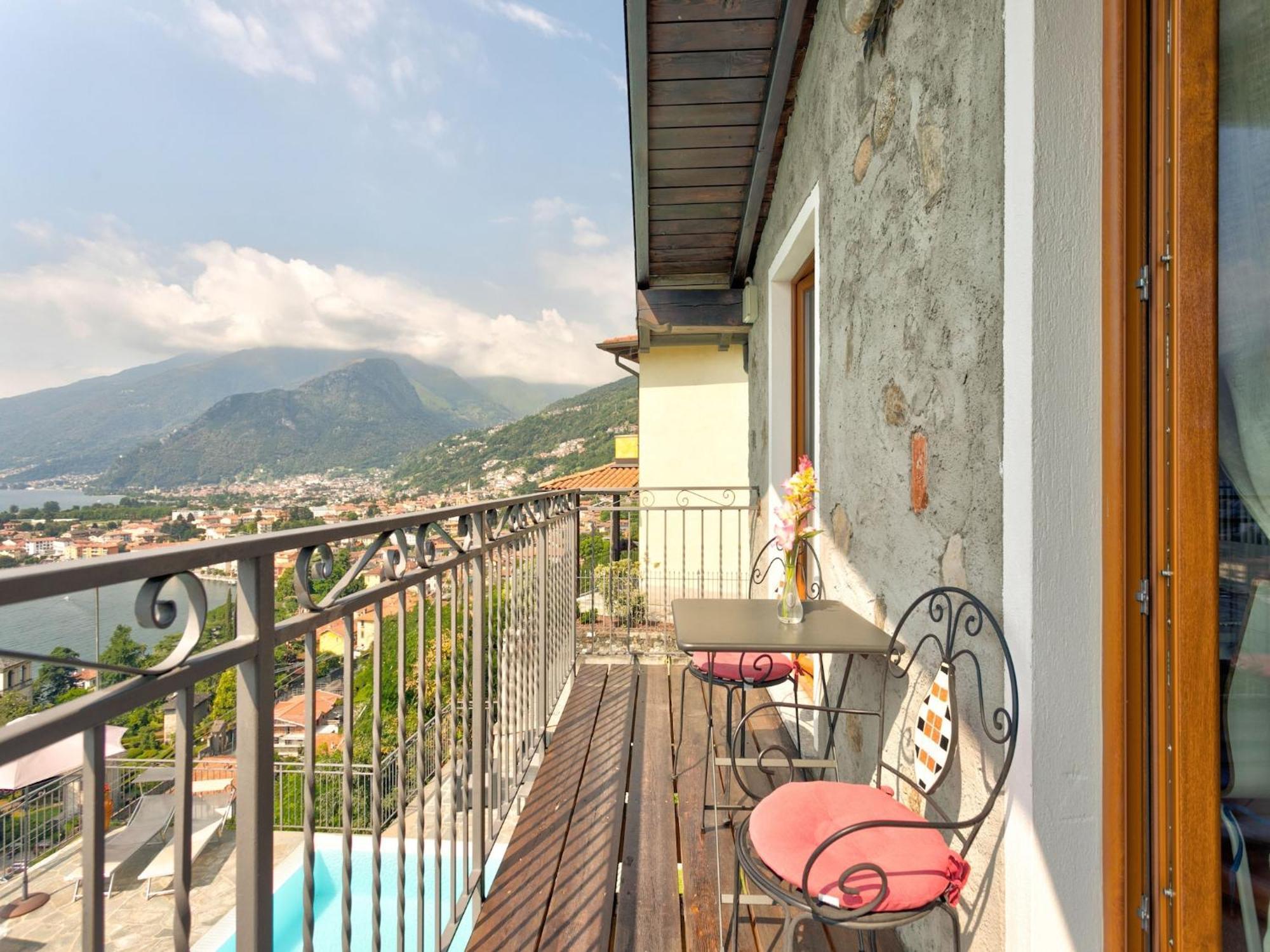 Wonderful Flat With Swimming Pool Lift And Garden Apartment Gravedona Luaran gambar