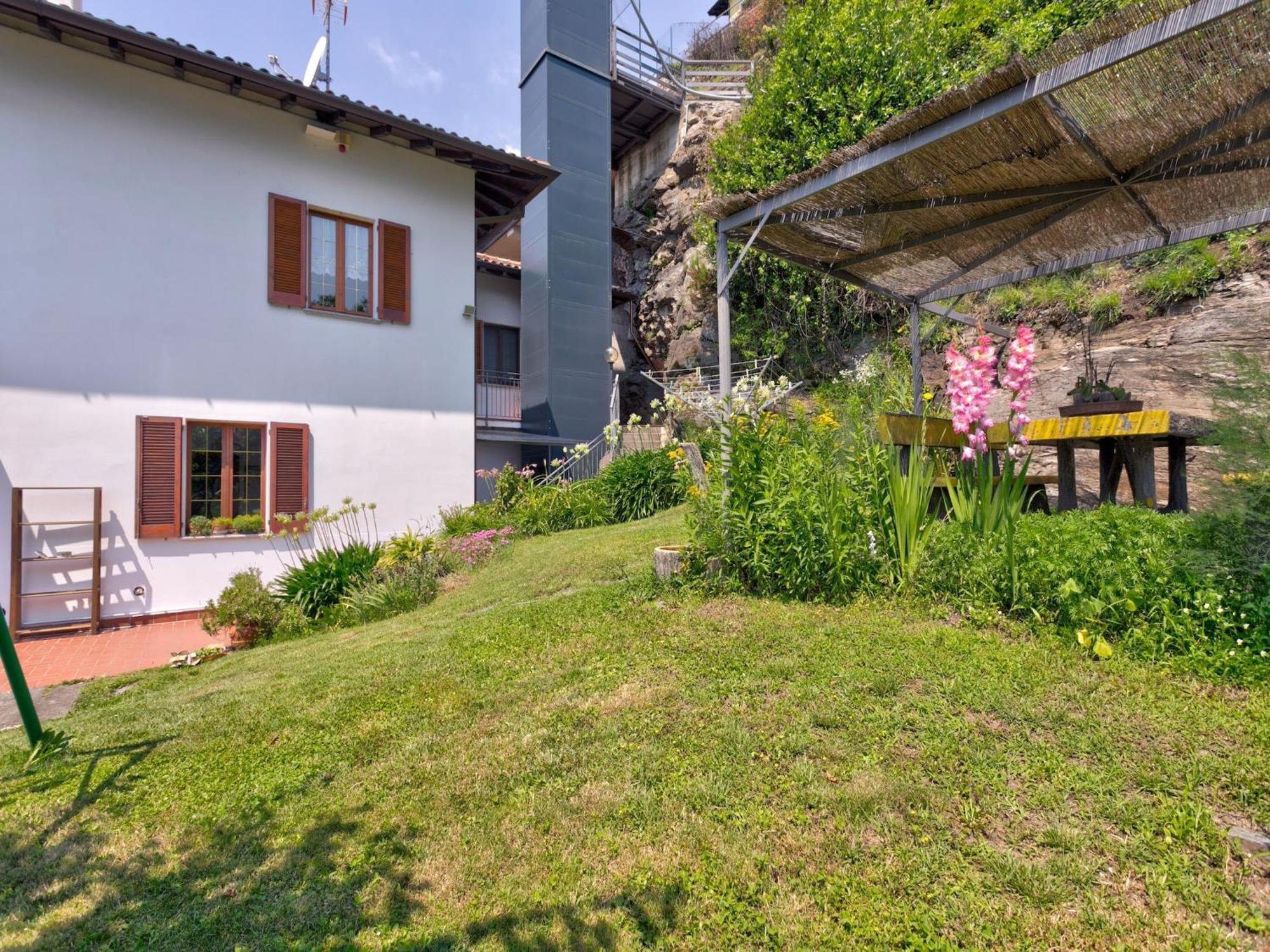 Wonderful Flat With Swimming Pool Lift And Garden Apartment Gravedona Luaran gambar