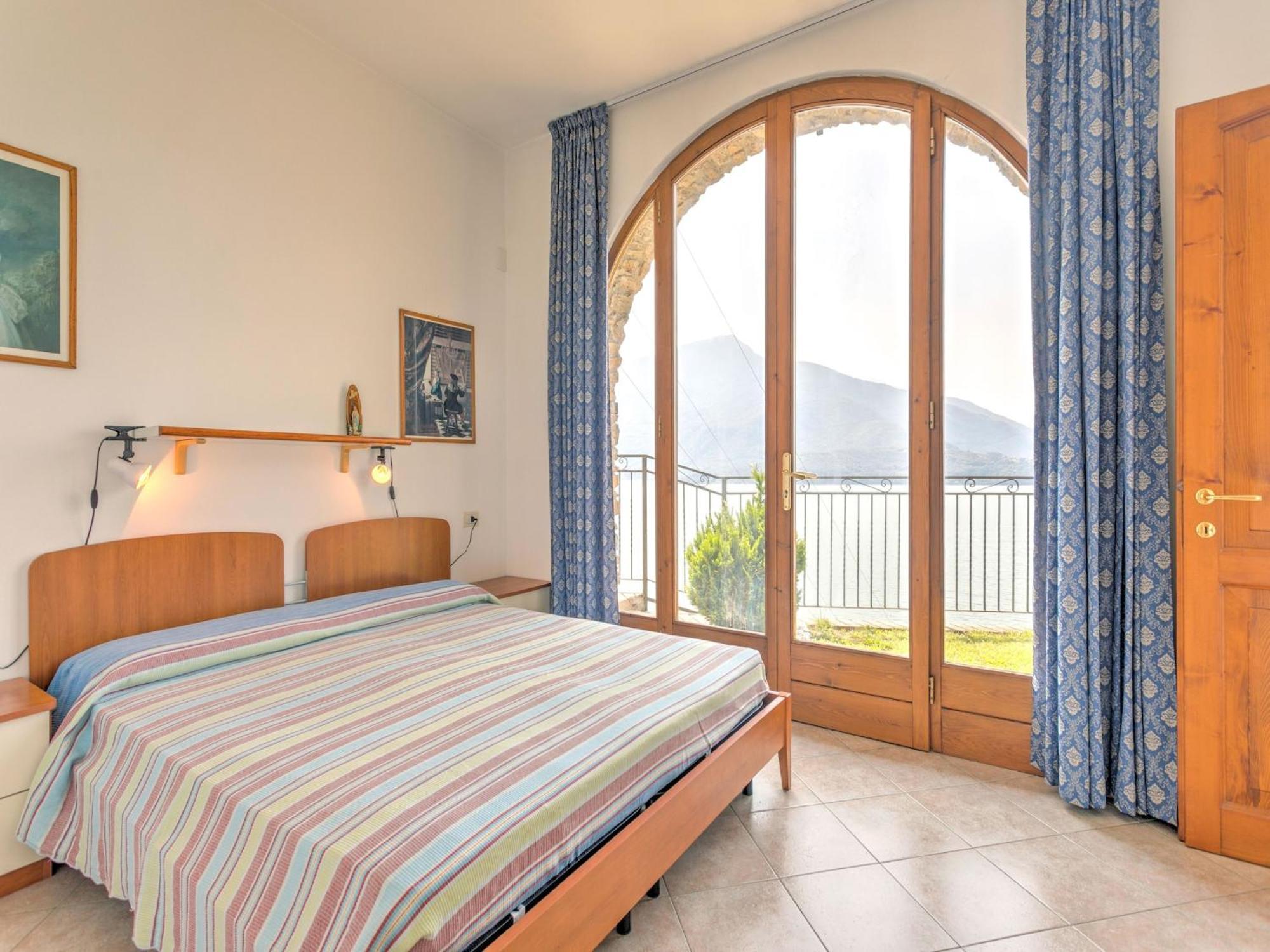 Wonderful Flat With Swimming Pool Lift And Garden Apartment Gravedona Luaran gambar