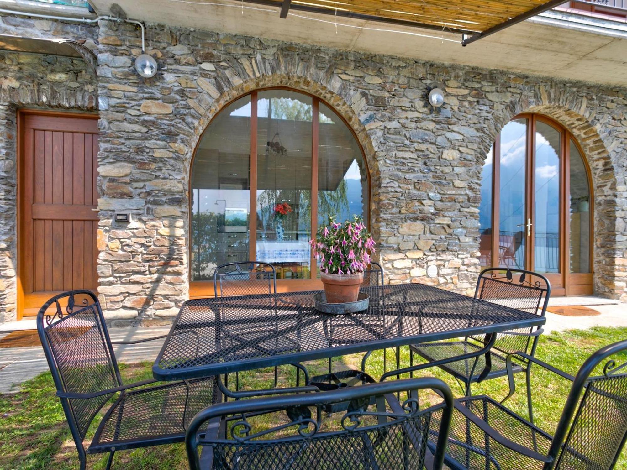 Wonderful Flat With Swimming Pool Lift And Garden Apartment Gravedona Luaran gambar