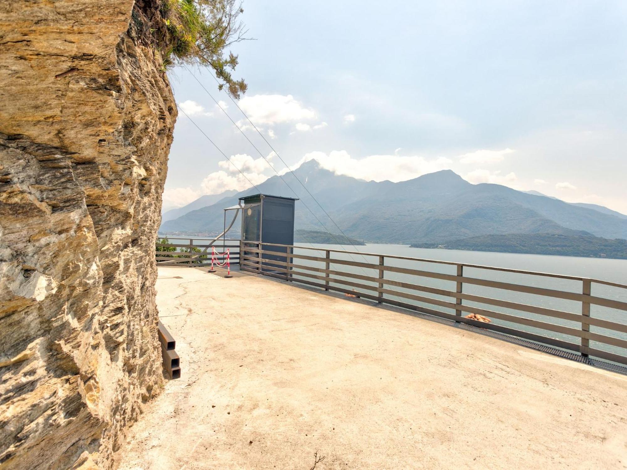 Wonderful Flat With Swimming Pool Lift And Garden Apartment Gravedona Luaran gambar