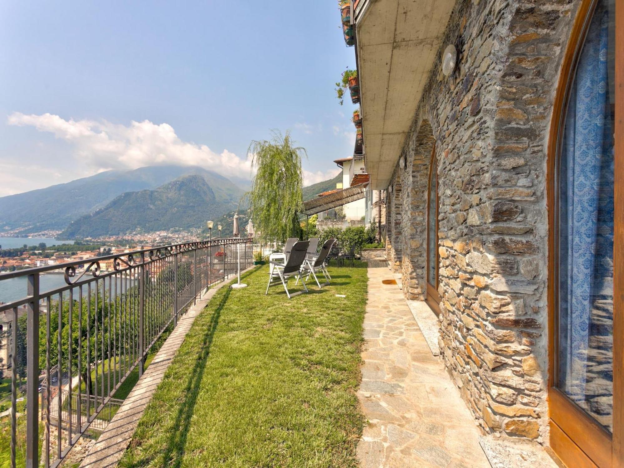Wonderful Flat With Swimming Pool Lift And Garden Apartment Gravedona Luaran gambar