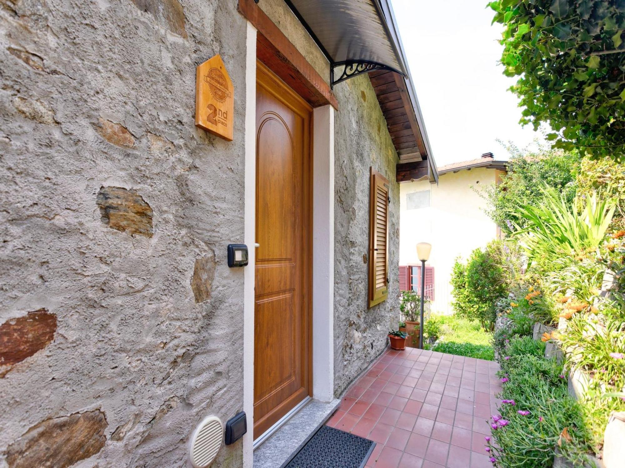 Wonderful Flat With Swimming Pool Lift And Garden Apartment Gravedona Luaran gambar
