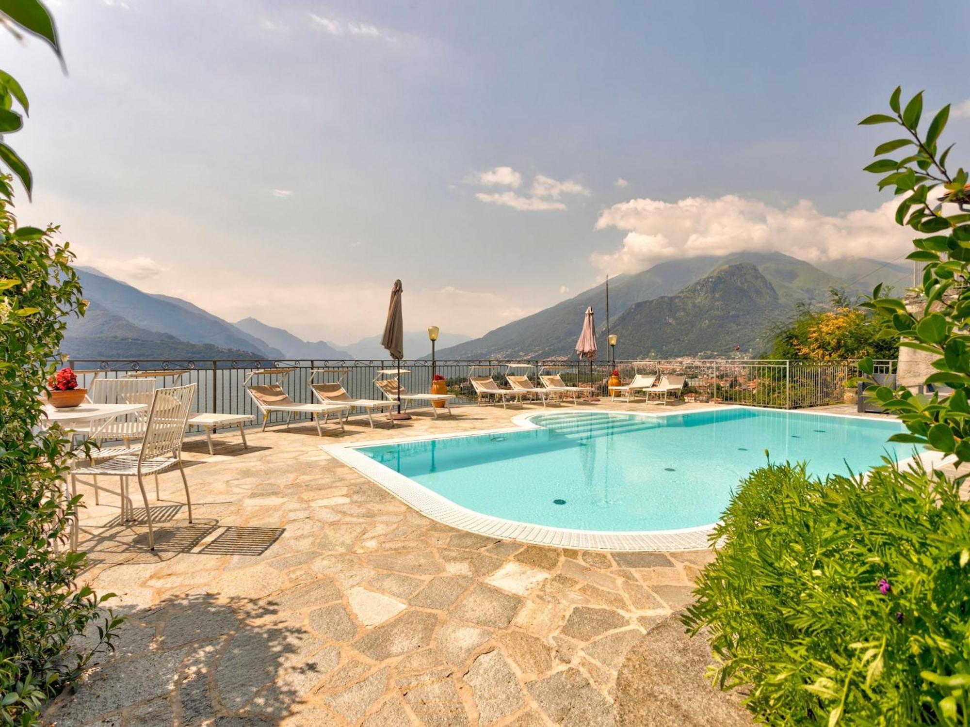 Wonderful Flat With Swimming Pool Lift And Garden Apartment Gravedona Luaran gambar