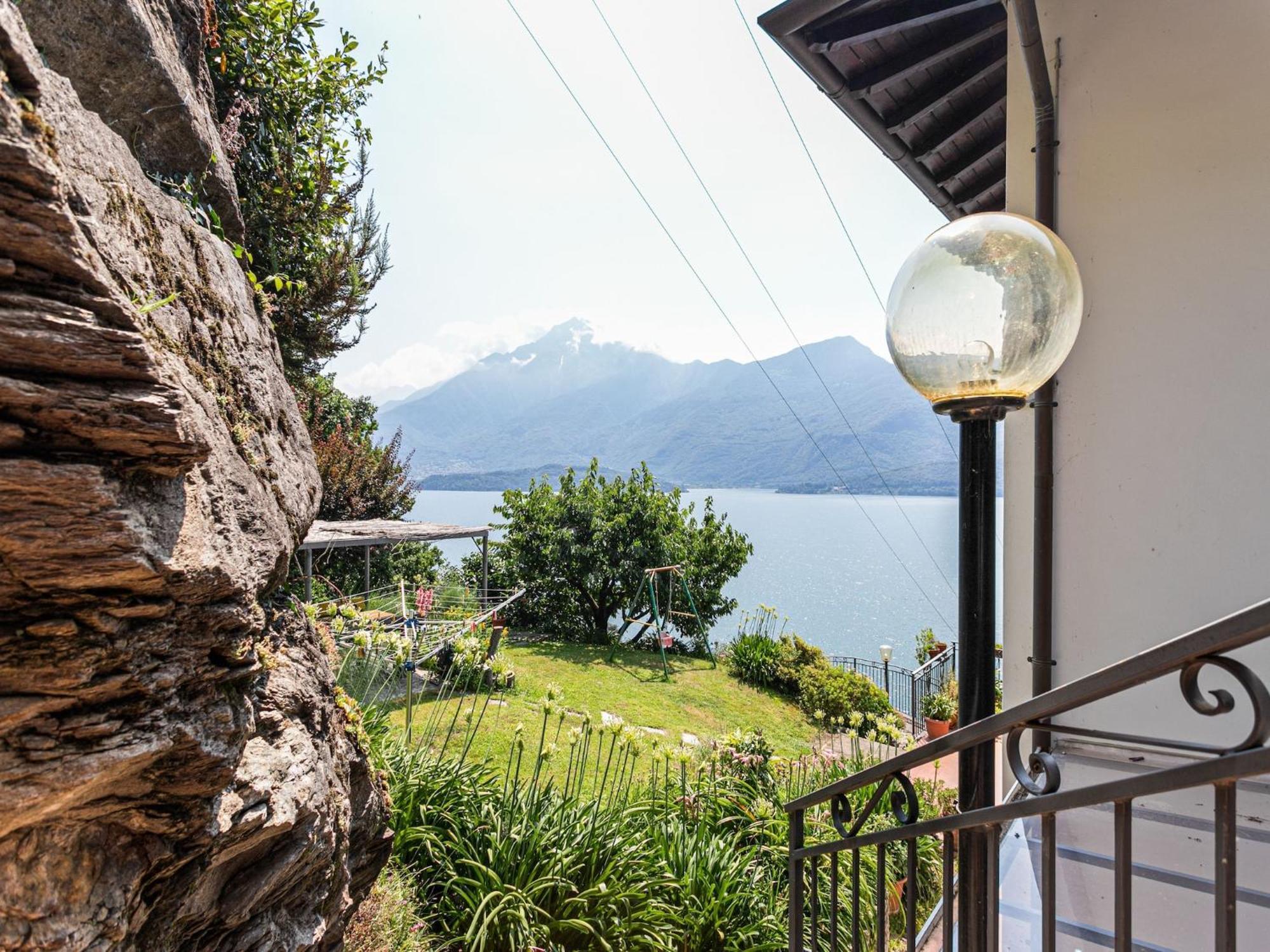 Wonderful Flat With Swimming Pool Lift And Garden Apartment Gravedona Luaran gambar