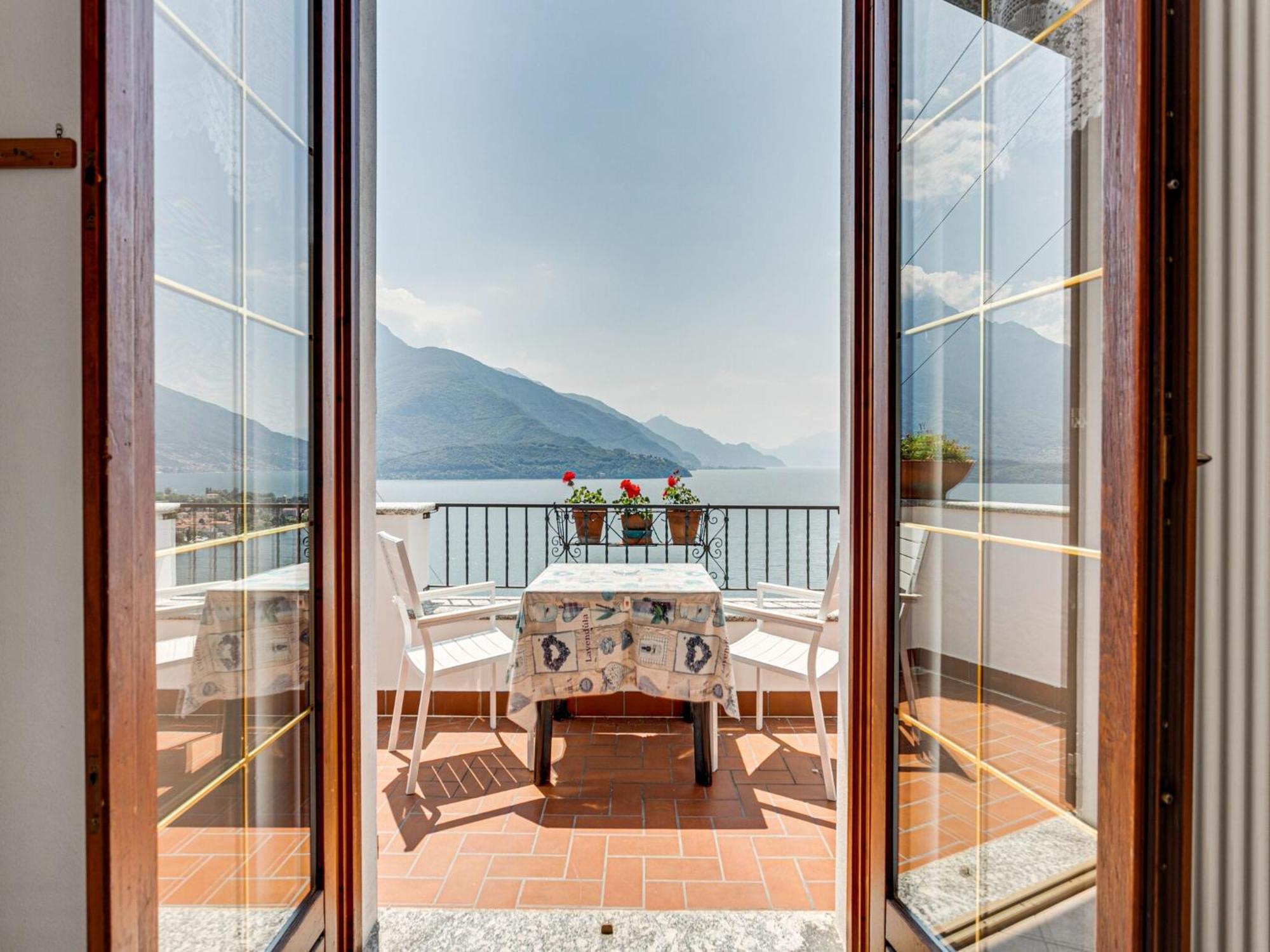 Wonderful Flat With Swimming Pool Lift And Garden Apartment Gravedona Luaran gambar