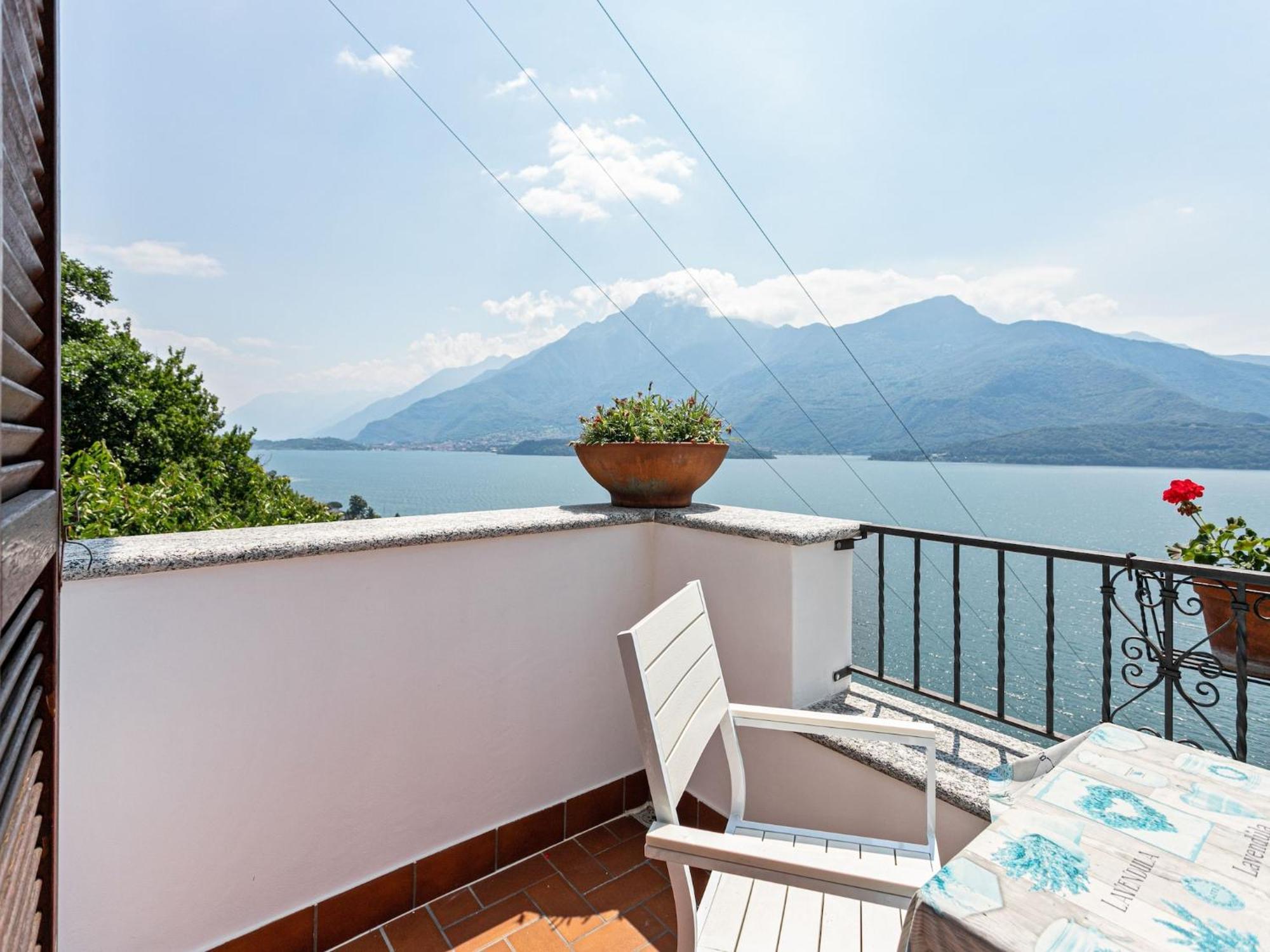 Wonderful Flat With Swimming Pool Lift And Garden Apartment Gravedona Luaran gambar