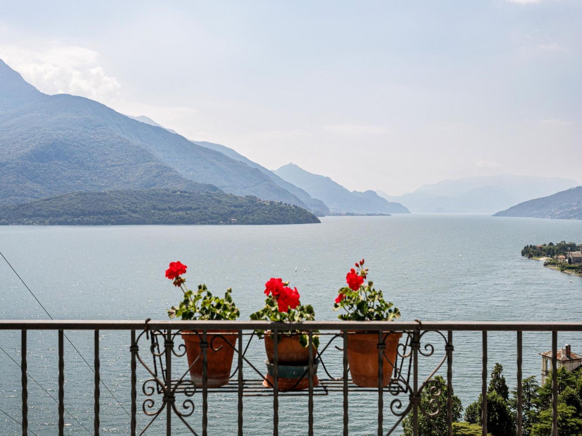 Wonderful Flat With Swimming Pool Lift And Garden Apartment Gravedona Luaran gambar