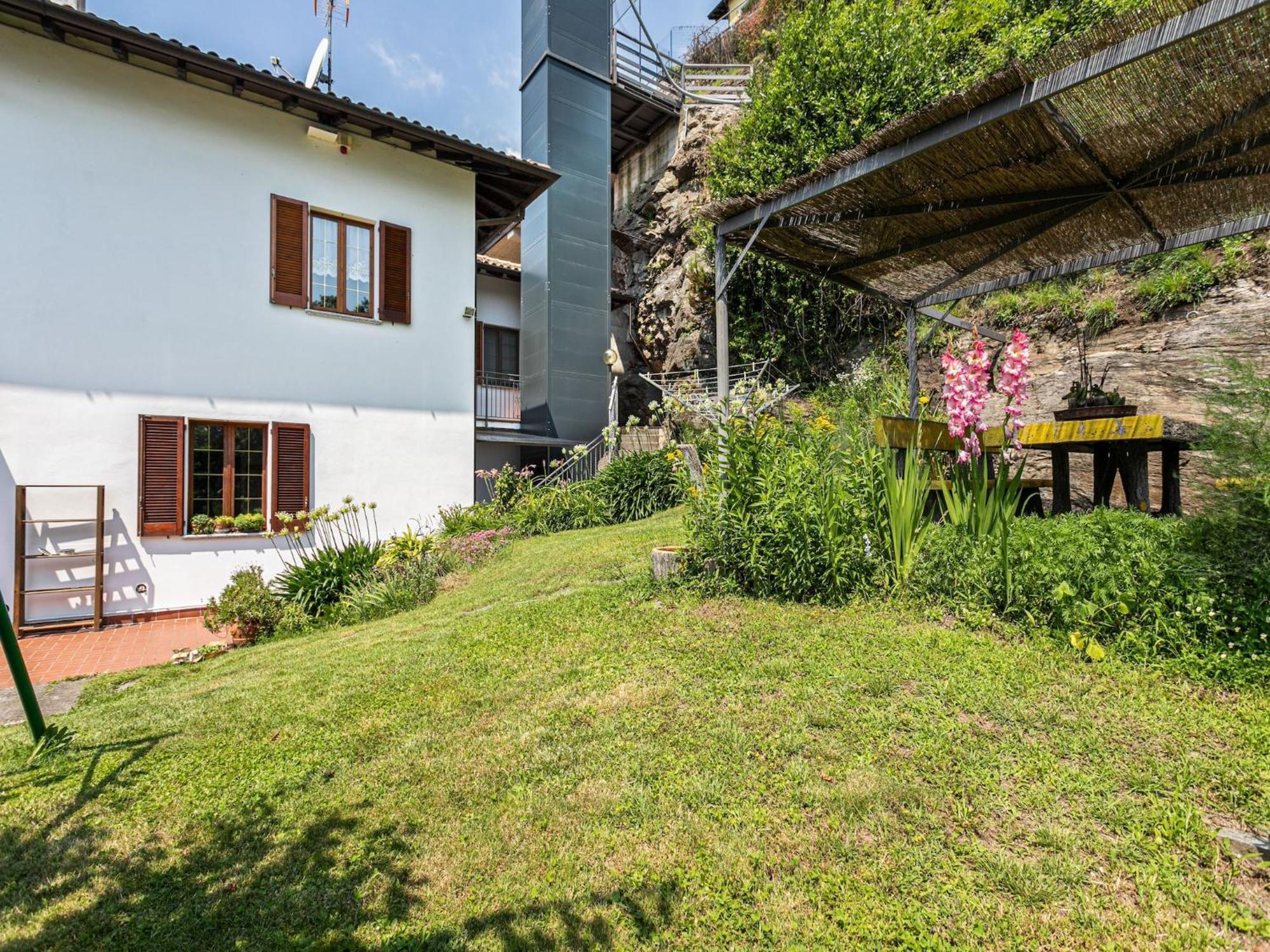 Wonderful Flat With Swimming Pool Lift And Garden Apartment Gravedona Luaran gambar